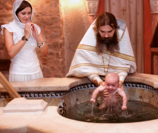 Héritage patristique : Fonts baptismaux dans une église orthodoxe, lieu du sacrement du saint baptême